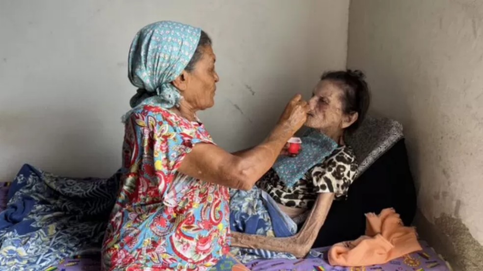 Ex-agricultora brasileira Josefa Maria da Conceição, que diz ter 120 anos, só recentemente parou de fumar — Foto: BBC