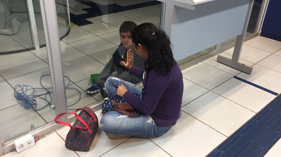 Menino foi consolado por uma enfermeira que estava na agência bancária de Assis (SP) (Foto: José Luis Chizolini Filho/Divulgação)