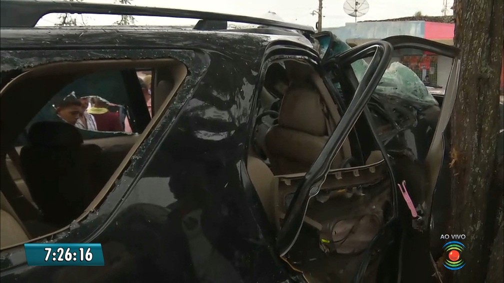 Carro que era alvo dos assaltantes em Cuité, na Paraíba, ficou destruído (Foto: Reprodução/TV Paraíba)