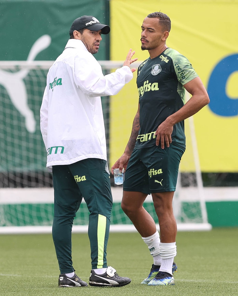 Abel Ferreira conversa com o atacante Papagaio na Academia do Palmeiras — Foto: Cesar Greco / Ag. Palmeiras