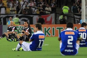 Atletas sentaram no gramado para mostrar sua insatisfação com a Confederação Brasileira de Futebol (CBF) (Foto: Divulgação)