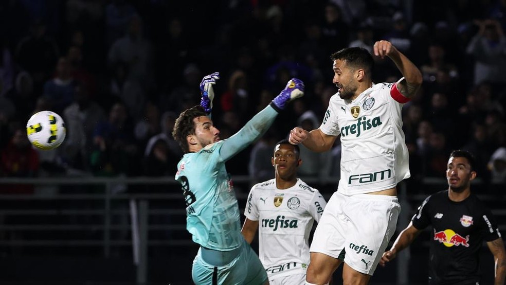 Luan disputa com Cleiton na jogada do gol do Palmeiras � Foto: Fabio Menotti
