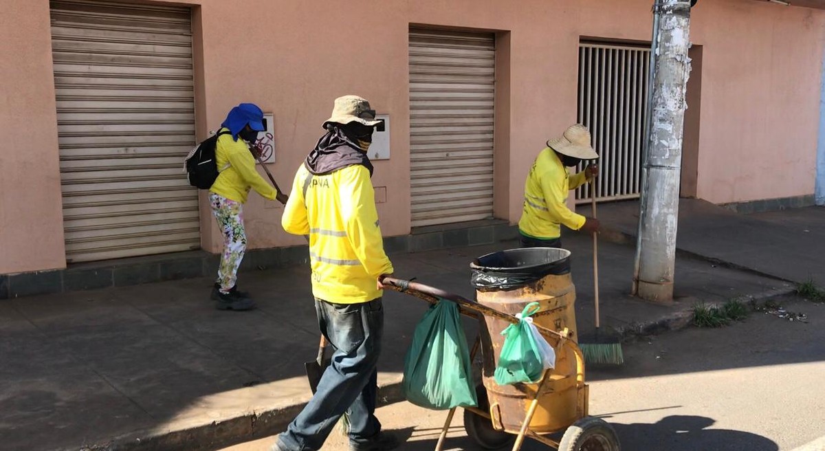 Profissionais da limpeza urbana começam a ser vacinados contra a Covid-19 em Montes Claros