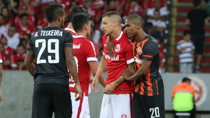 [OFF] Colorados reclamam de provocações de Douglas Costa: Virava a cara