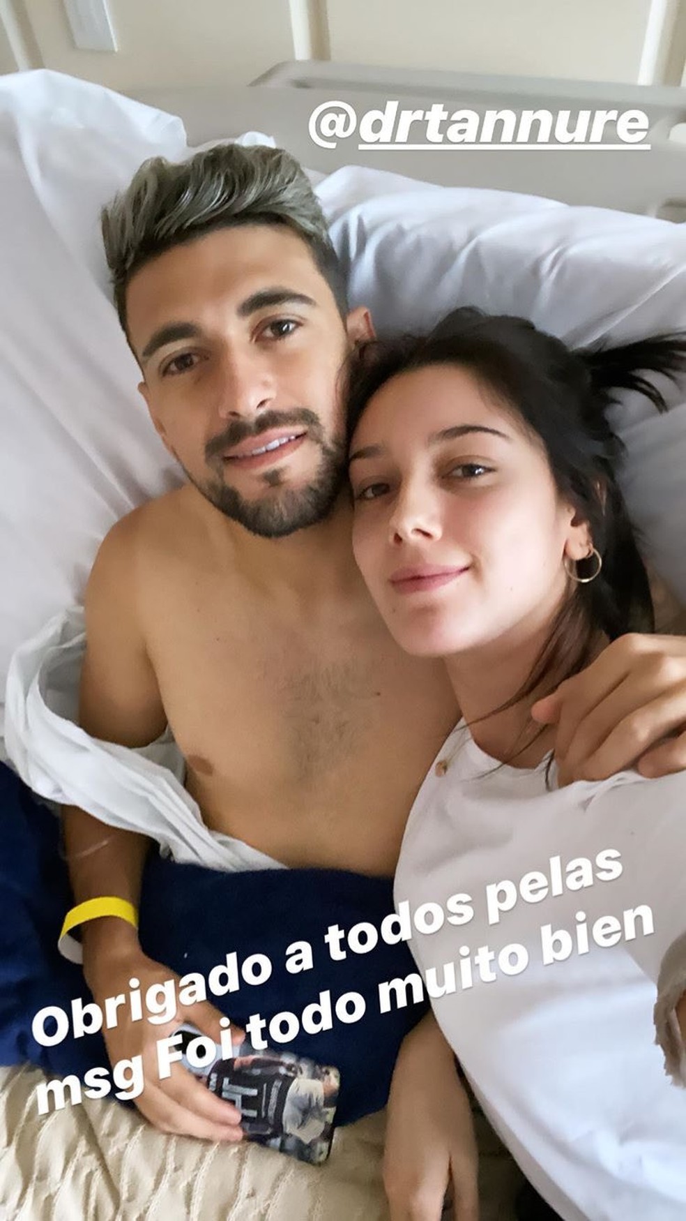Arrascaeta posa ao lado da mulher, Camila Bastiani, após a cirurgia — Foto: Divulgação