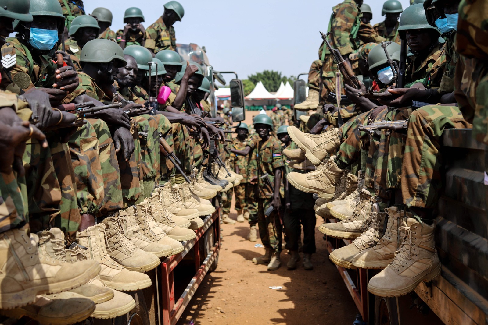 Soldados das Forças de Defesa Popular do Sudão do Sul (SSPDF) se preparam para serem enviados para a República Democrática do Congo — Foto: SAMIR BOL/AFP