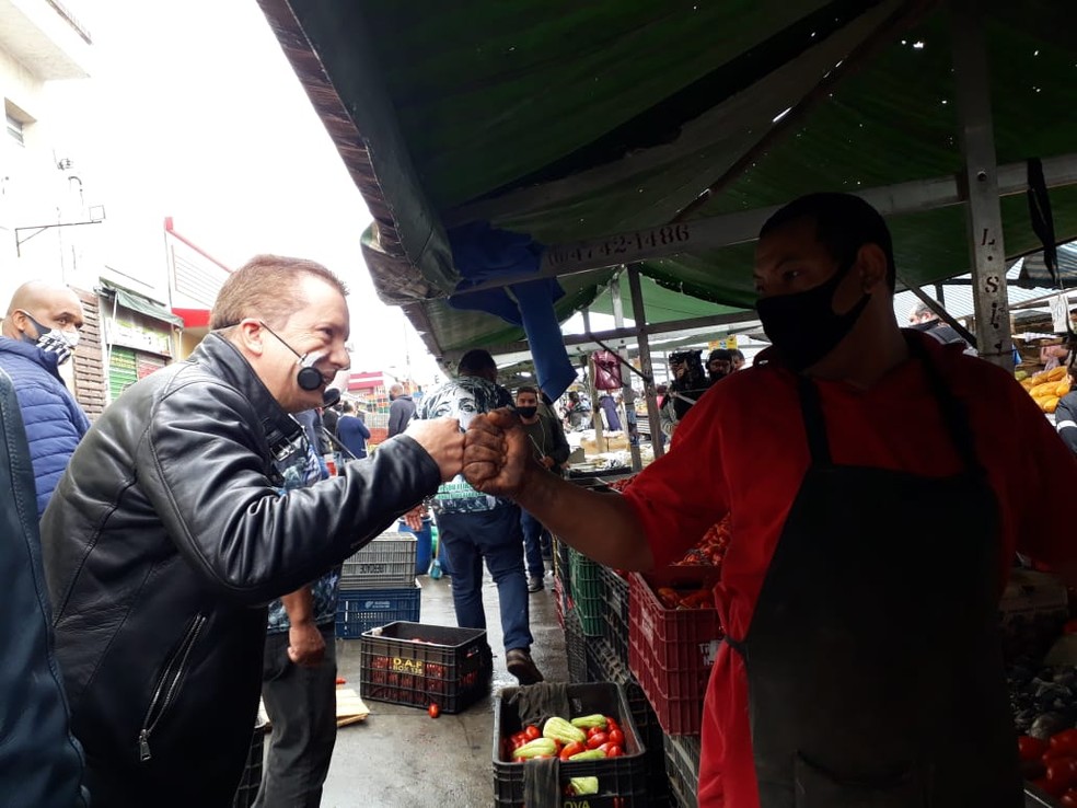 Candidato à prefeito de São Paulo, Celso Russomano visitou uma feira livre na Vila Curuçá, Zona Leste da capital, na manhã desta sexta-feira (16) — Foto: Vivian Reis/G1