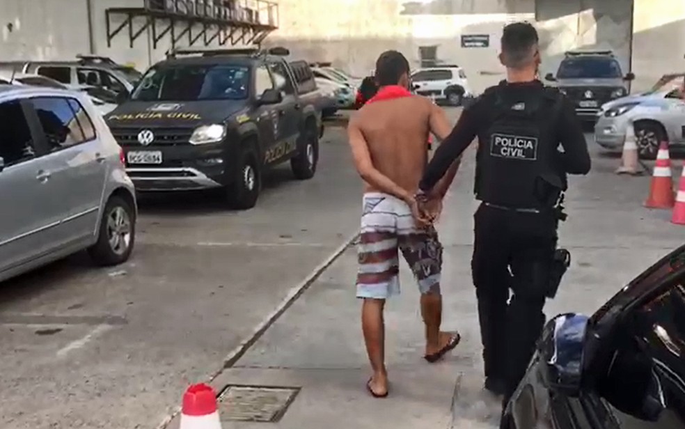 Homem preso na OperaÃ§Ã£o Master Ã© encaminhado ao Departamento de RepressÃ£o aos Crimes Patrimoniais (Depatri), no Recife, nesta quarta-feira (23) â Foto: ReproduÃ§Ã£o/PolÃ­cia Civil