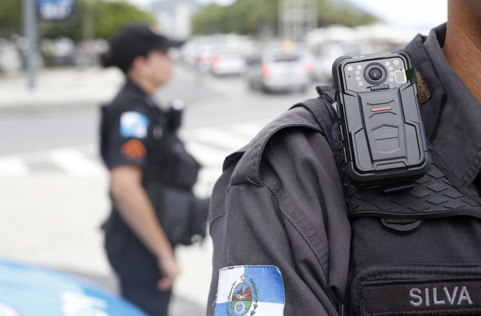 Câmera instalada em uniforme de PM no Rio — Foto: Fábio Rossi/Agência O Globo
