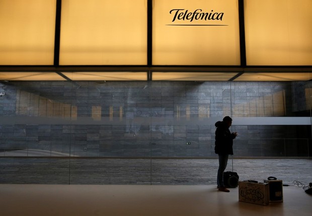 Logo da Telefónica visto em prédio da companhia em Madri (Foto: Juan Medina/Reuters)