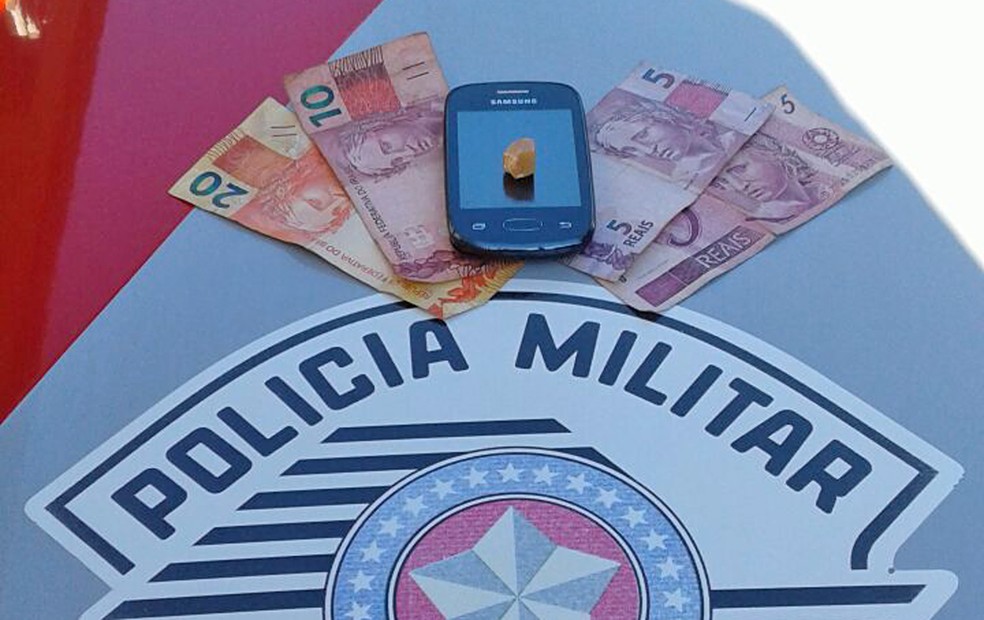 Um dos adolescentes jogou uma pedra de crack no chão durante a ação (Foto: Polícia Militar/Cedida)