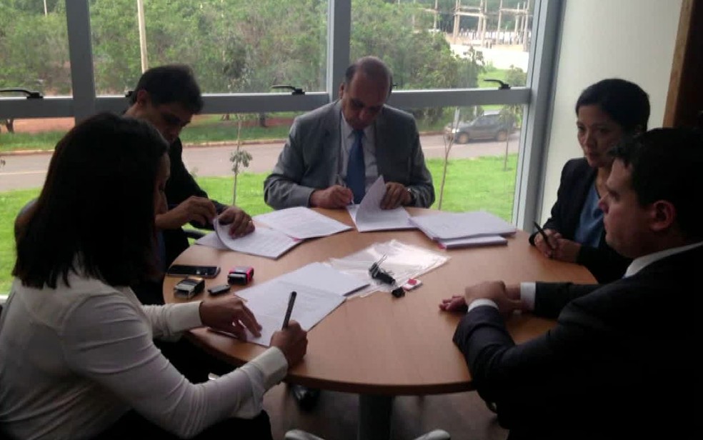 Governador assinou empréstimo nesta quinta-feira (14) (Foto: Reprodução / TV Globo)