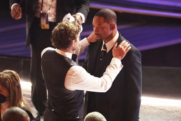 Bradley Cooper consolando Will Smith no intervalo do Oscar 2022 após a agressão cometida contra Chris Rock no palco do evento (Foto: Getty Images)