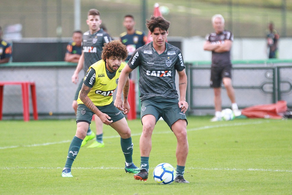 Gustavo Blanco se machucou durante o treino de domingo, na Cidade do Galo (Foto: Bruno Cantini)
