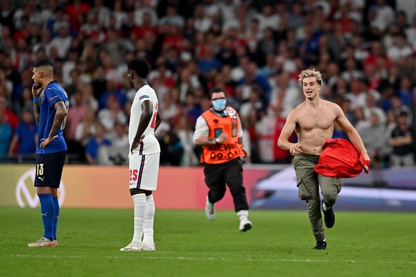 O músico Adam Harison correndo pelo campo do estádio de Wembley durante a final da Eurocopa, entre Inglaterra e Itália (Foto: Getty Images)