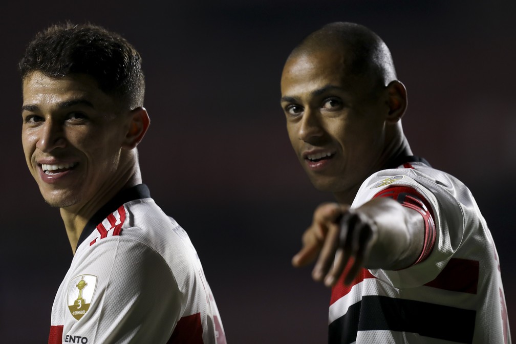 Vitor Bueno e Bruno Alves fizeram gols em vitória do São Paulo — Foto: Staff Images/Conmebol