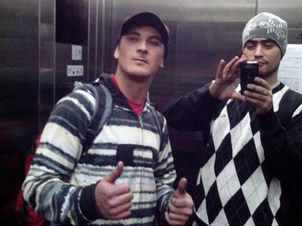 Alex Dalla Vecchia Costa e Ailton dos Santos: segundo a família deles, os dois eram pichadores. Para os cinco policiais militares eram criminosos armados dispostos a roubar o prédio que invadiram — Foto: Reprodução / Facebook