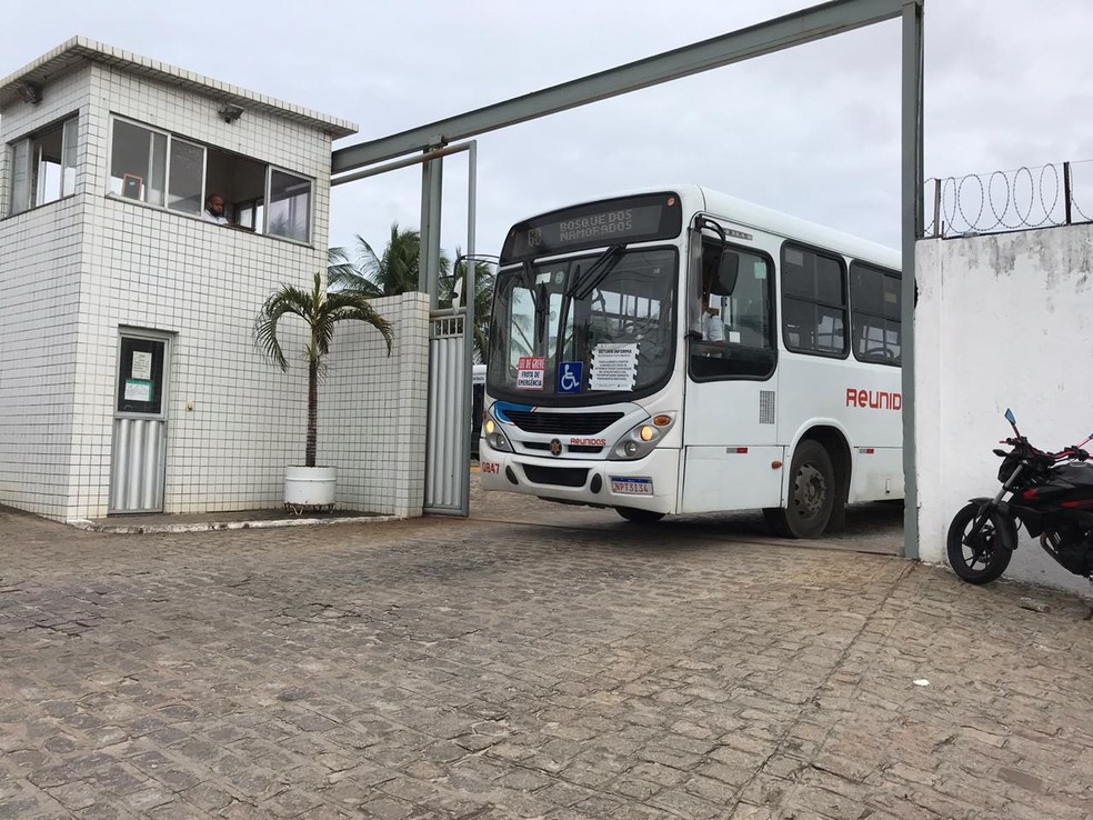 Ônibus saem das garagens na manhã desta quinta — Foto: Ayrton Freire/Inter TV Cabugi