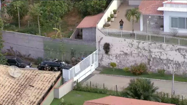 Imagens mostram carro da Polícia Federal atingido durante prisão de Roberto Jefferson