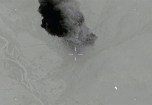 Vídeo de lançamento da bomba lançada pelos EUA (Foto: EFE)