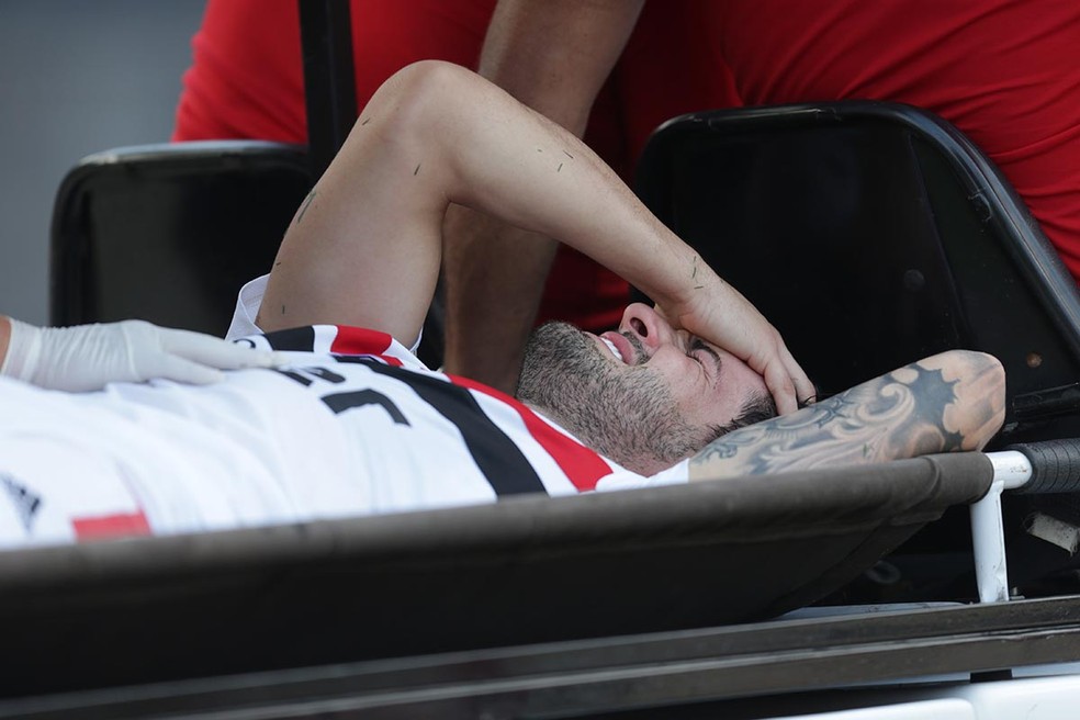 Alexandre Pato virou desfalque no São Paulo após sofrer forte pancada de Thuler, do Flamengo — Foto: Paulo Pinto / saopaulofc.net