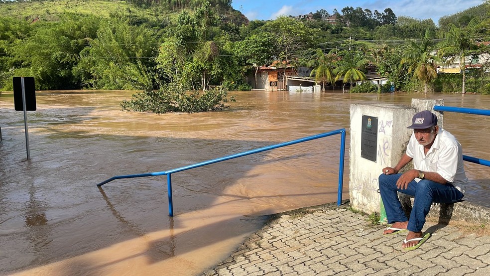 Nível de rio sobe cinco metros acima do normal e invade 100 casas em São Luiz do Paraitinga — Foto: Pedro Melo/TV Vanguarda