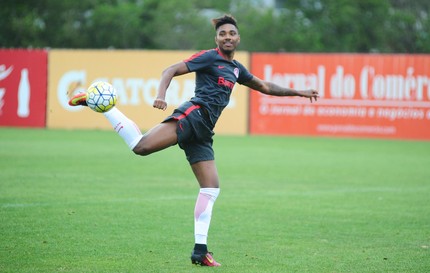 Vitinho esfria, e vice brinca: Tem que combinar com os russos