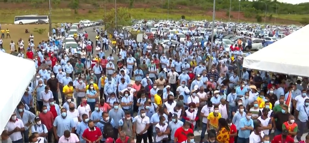 Funcionários da Ford iniciaram protesto em Camaçari — Foto: Reprodução/TV Bahia