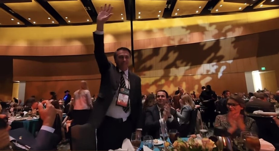 Eduardo Bolsonaro publicou vídeo no Instagram do ex-presidente sendo aplaudido no Safari Club International