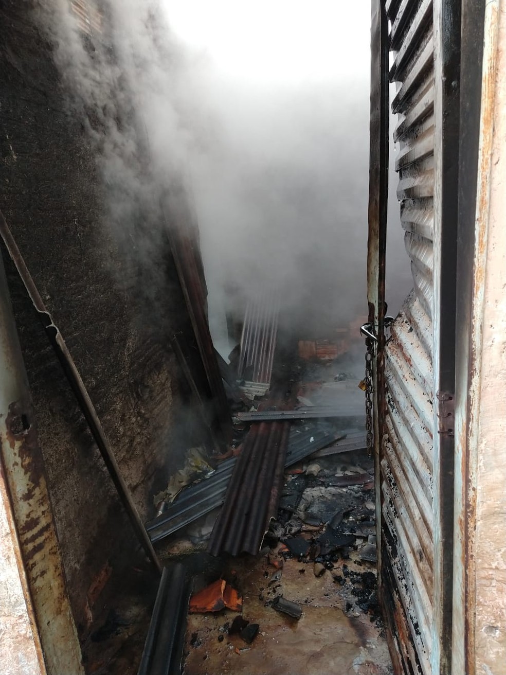 Fogo destruiu a casa â Foto: Corpo de Bombeiros/DivulgaÃ§Ã£o