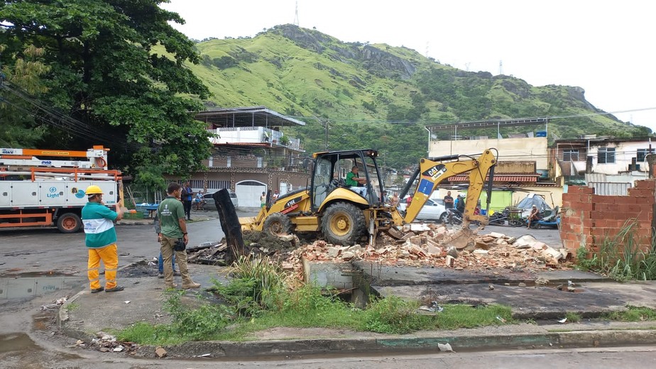 Mais de 50 construções irregulares são demolidas em Realengo