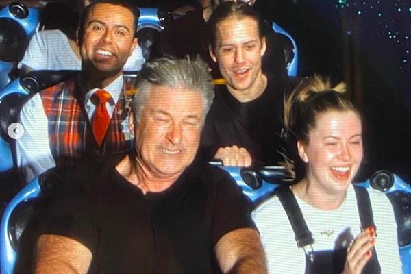 Ireland Baldwin e Alec Baldwin na viagem da família à Disney (Foto: Instagram)