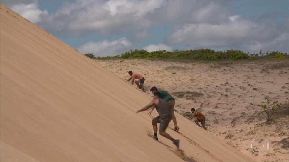Participantes do 'No Limite' enfrentando a natureza — Foto: Reprodução/Globo