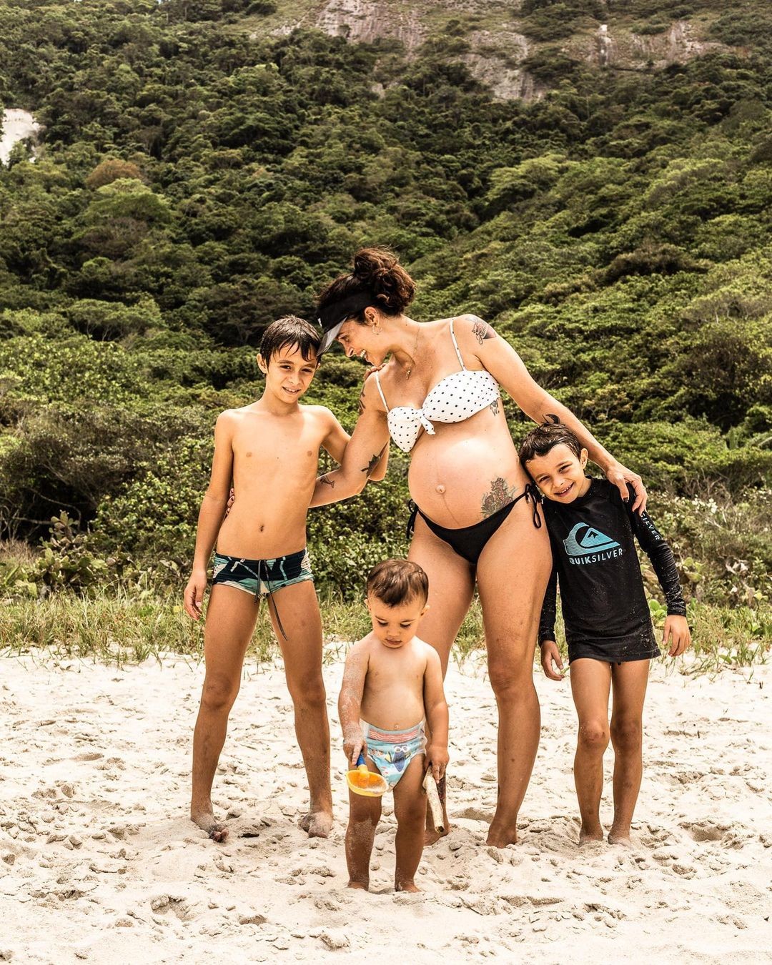 Letícia Barros com os filhos (Foto: Instagram/ Reprodução)