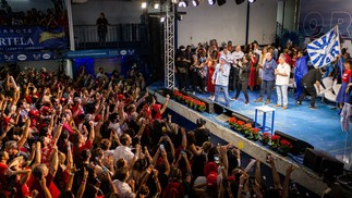 Lula discursa para apoiadores na quadra da Portela, neste domingo, ltimo antes das eleies   Foto: Hermes de Paula