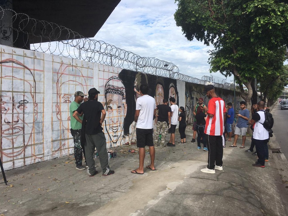 Torcedores na homenagem aos meninos que morreram no incêndio no Ninho — Foto: Thayuan Leiras / GloboEsporte.com