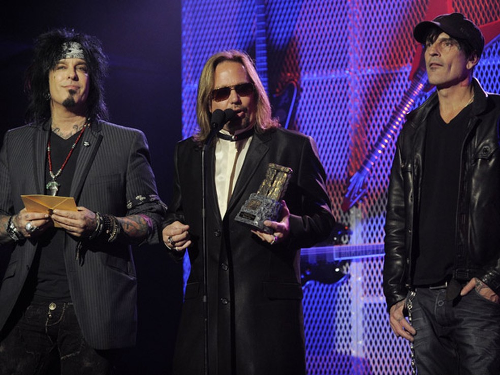 Nikki Sixx, Vince Neil e Tommy Lee, da banda Motley Crue, recebem o troféu Ronnie James Dio pelo conjunto de sua obra no Golden Gods Awards — Foto: Chris Pizzello/AP