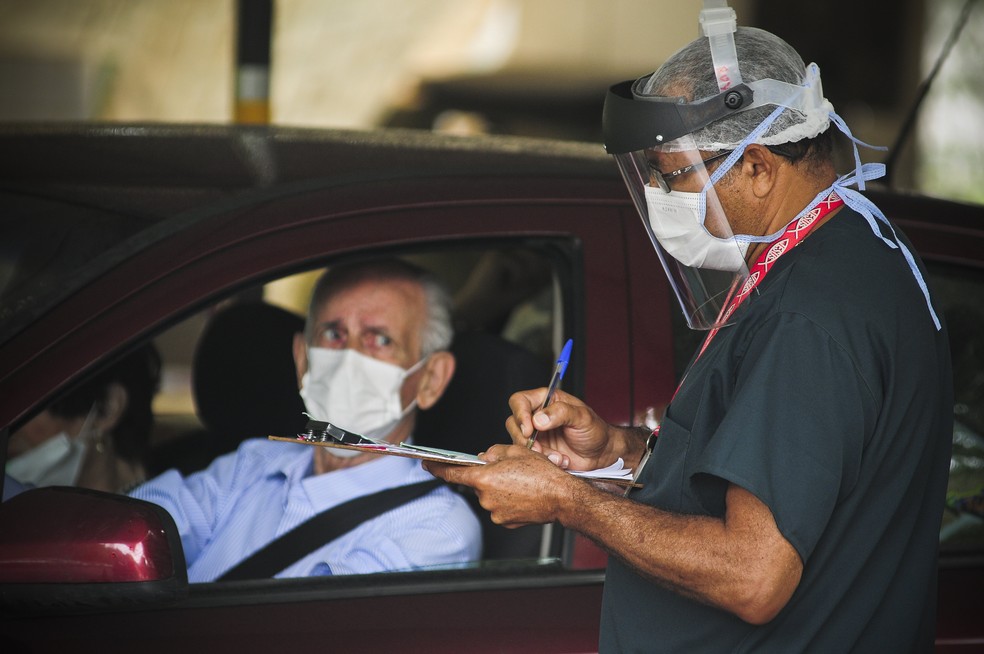 Vacinação de idosos contra a Covid-19 no Distrito Federal — Foto: Breno Esaki/Agência Saúde