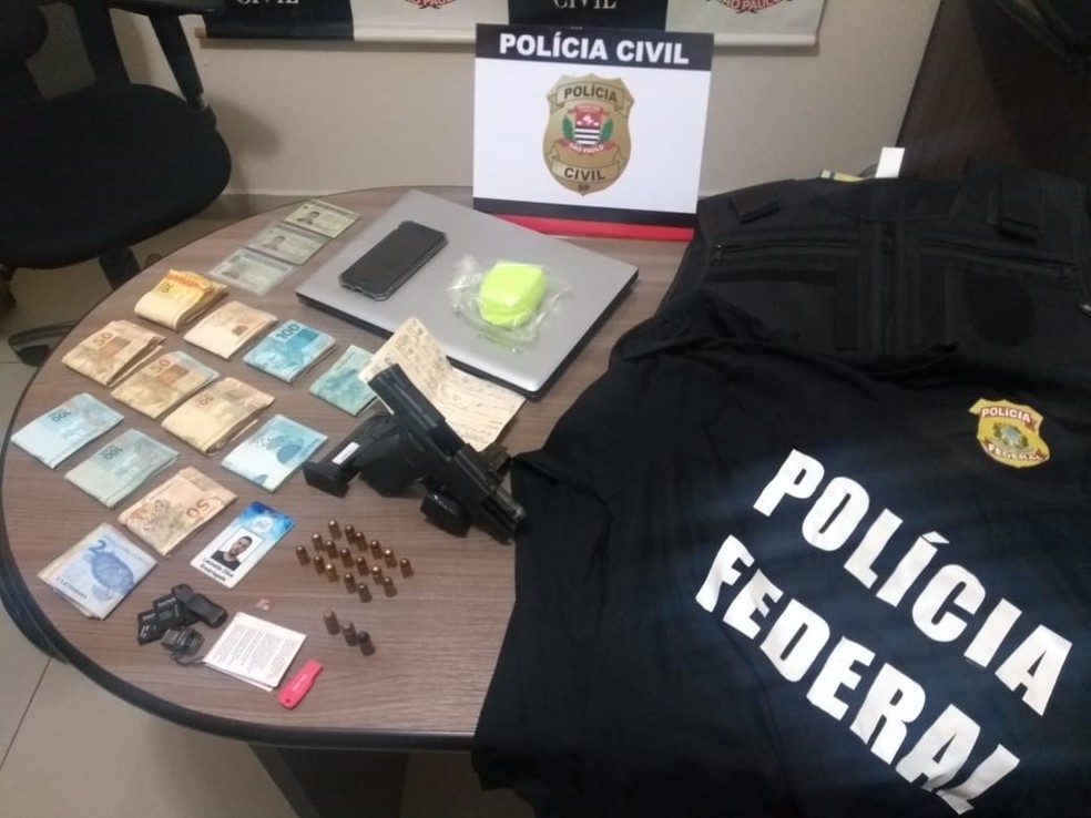 Polícia apreendeu pistola, munições, dinheiro, drogas e roupas da Polícia Federal — Foto: Polícia Civil/Divulgação