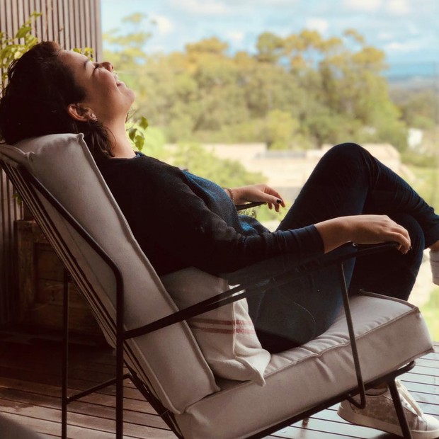 Fernanda Souza brinca com clique relaxando (Foto: Reprodução/Instagram)