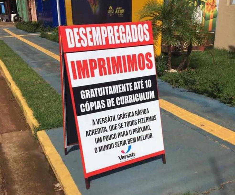 Em menos de 1 semana mais de 150 pessoas compareceram na gráfica para fazerem a impressão do currículo  — Foto: Divulgação/Facebook