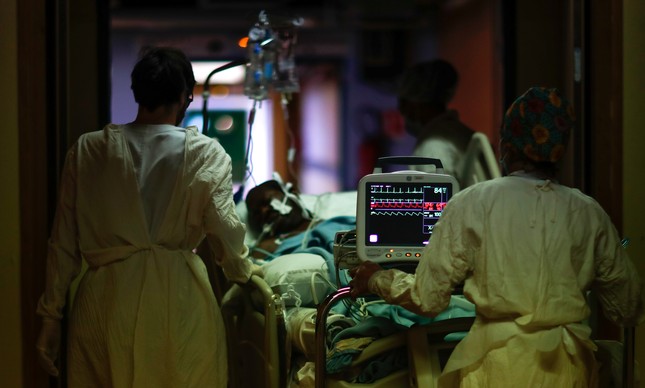 Paciente da Covid-19 é levado para unidade de terapia intensiva (UTI) por profissionais da saúde em hospital de Aulnay-sous-Bois, próximo a Paris, na França