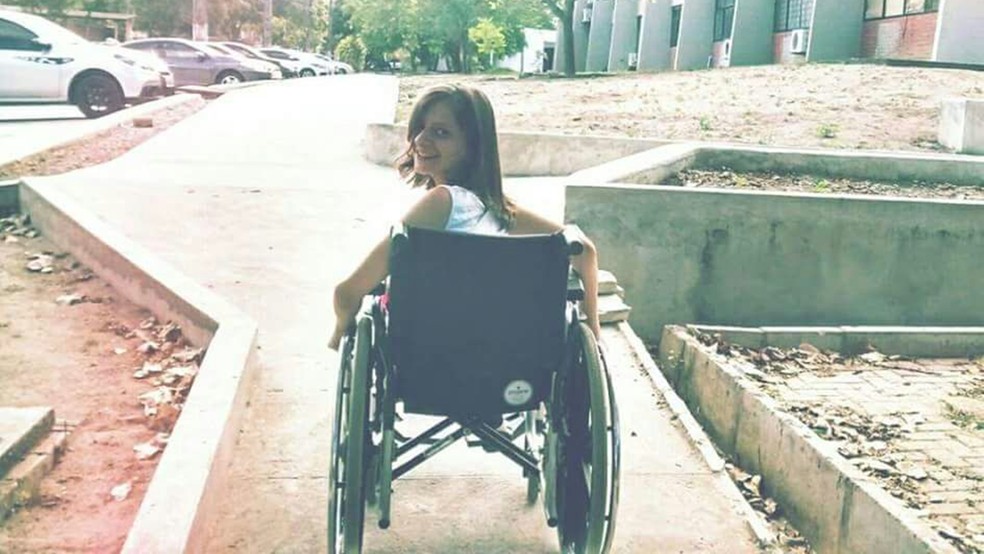 Liana é cadeirante e tem dificuldade para acessar certas áreas da UFPB (Foto: Liana Coliselli/Arquivo Pessoal)