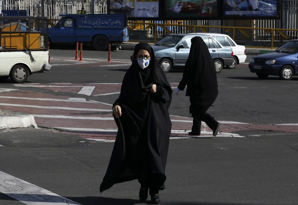 Mulher com máscara em Teerã, no Irã — Foto: Vahid Salemi/AP