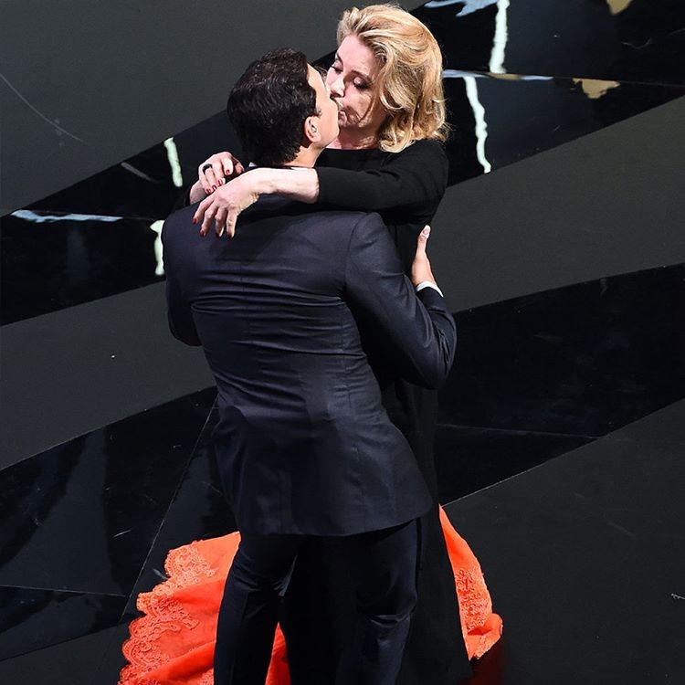 Catherine Deneuve beija o apresentador do gala de abertura do festival (Foto: Reprodução/Instagram @festivaldecannes)