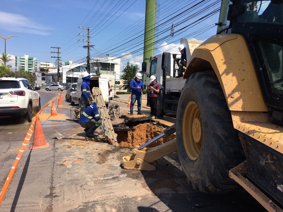 Tubulação se rompe e prejudica abastecimento de água em Manaus — Foto: Amanda Bulcão/Rede Amazônica