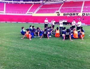 Luxemburgo conversa com jogadores no Recife (Foto: Victor Rodriguez/Grêmio, Divulgação)