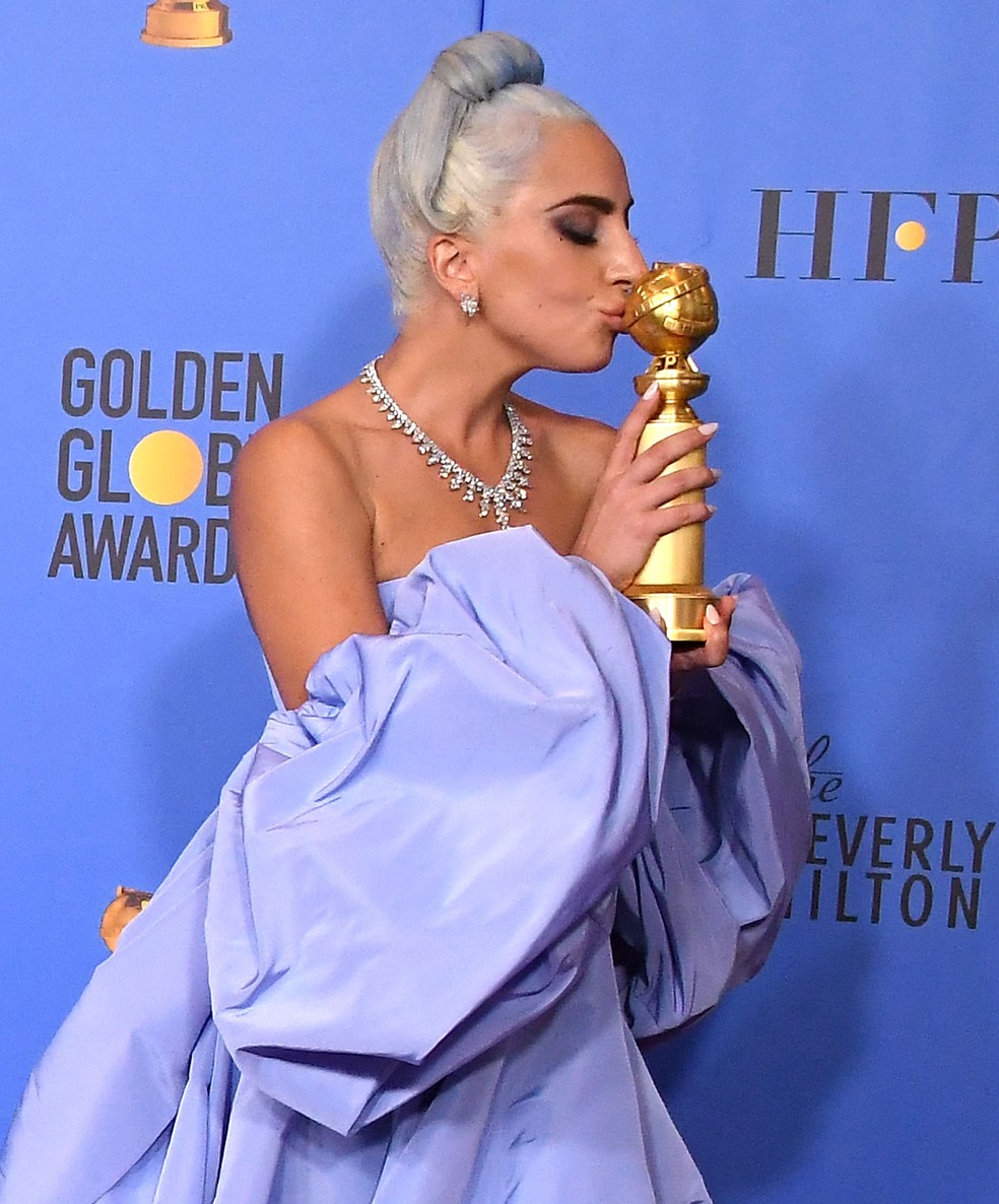 Lady Gaga com o Globo de Ouro de melhor mÃºsica para filmes, vencido em janeiro de 2019 â Foto: Steve Granitz/WireImage/Getty Images