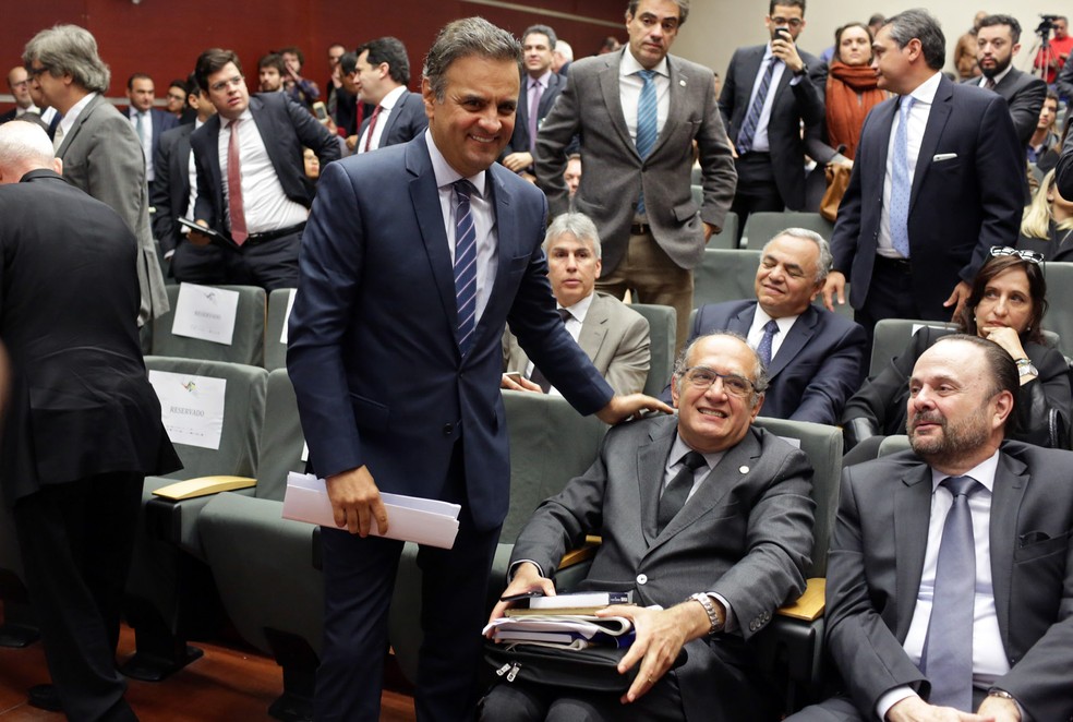 O senador afastadi Aécio Neves e o ministro Gilmar Mendes, durante seminário em Lisboa (Portugal) (Foto: Armando Franca/AP)