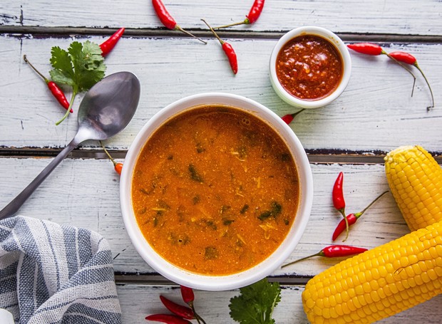 A pimenta dedo-de-moça e o molho de tomate dão um toque especial à sopa de milho (Foto: Mário Rodrigues / Divulgação)